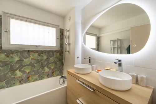 une salle de bain avec deux lavabos et un miroir dans l'établissement Happyfew La Suite Nicerama, à Nice