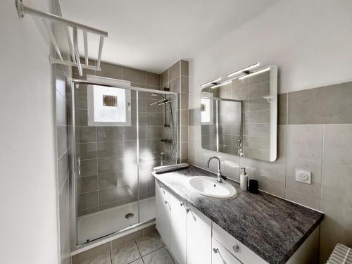 une salle de bain avec un lavabo et une douche dans l'établissement Beau T3 avec balcon à Perpignan, à Perpignan