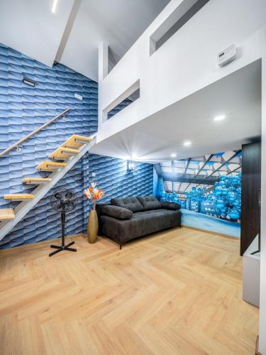 Central Nightlife Nest