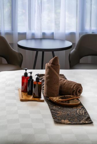 a table with a tray with towels and a table at Swiss-Belinn Baloi Batam in Nagoya