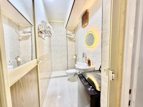Un baño pequeño con inodoro y lavabo. en La Casa del Centro Cairo, en El Cairo
