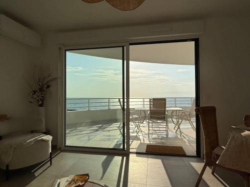 un salon avec vue sur l'océan dans l'établissement Valras -Loc Archipel Panarea - Cap Horizon, à Valras-Plage