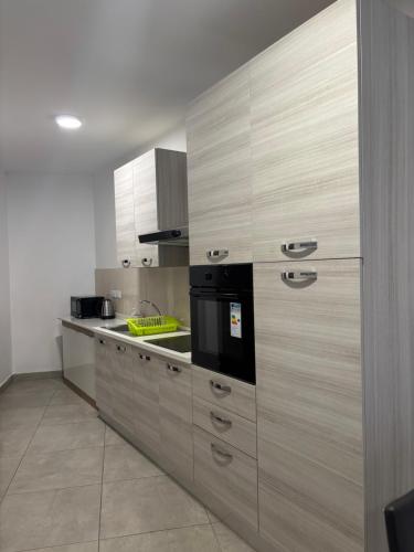 cocina con armarios de acero inoxidable y fogones en Air and Peace, en Hamrun