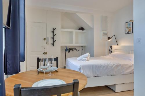 - une chambre avec une table, un lit, une table et des chaises dans l'établissement Anne studio tout équipé à proximité de la gare et du centre-ville, à Rouen
