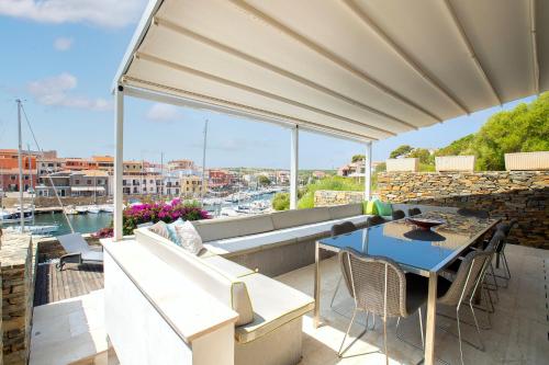 a patio with a table and chairs on a balcony at Casa Katy Sul Porto Di Stintino in Stintino