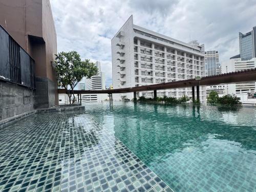 a swimming pool in the middle of a building at Central Living Ploenchit in Bang Kapi
