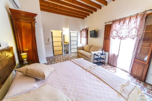 a bedroom with a large bed in a room at Flor de Mandarina in Sa Pobla