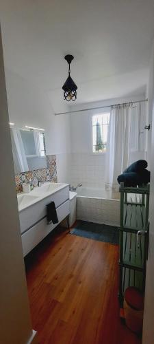une salle de bain avec un lavabo et une baignoire dans l'établissement Le Balcon de Cournon, à Cournonterral