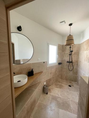 une salle de bain avec un lavabo et un miroir dans l'établissement Villa neuve avec piscine et vue panoramique, à La Fare-les-Oliviers