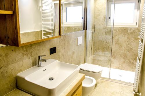 Un baño con lavabo, inodoro y ducha. en 185 Villa Primavera, en Alvera