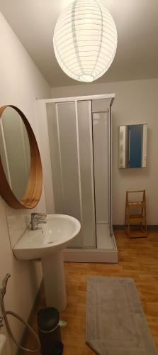 a bathroom with a sink and a mirror at Le belvédère de Glazen in Douarnenez