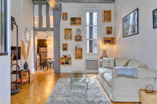 un salon avec un canapé et une table dans l'établissement Ana charmant 2 pièces au cœur du centre historique de Rouen, à Rouen