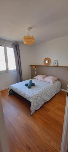 une chambre avec un lit et un parquet dans l'établissement Le Balcon de Cournon, à Cournonterral