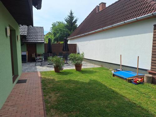 a backyard with a ping pong table on the grass at Na Sedmnáctce - s vířivkou in Dolní Bojanovice