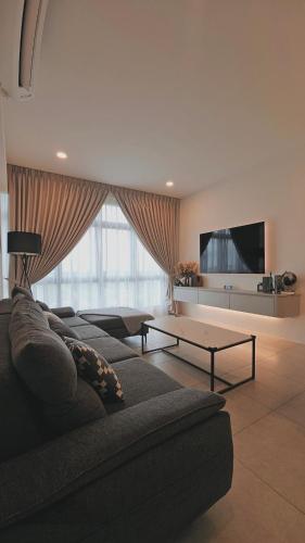 Una sala de estar con un sofá y una mesa de café. en L&L Sojourn, Kota Samarahan, en Kota Samarahan