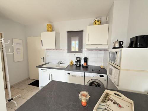 Η κουζίνα ή μικρή κουζίνα στο Evasion Valras Appartement Cosy avec Piscine