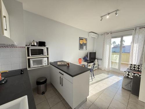 Η κουζίνα ή μικρή κουζίνα στο Evasion Valras Appartement Cosy avec Piscine