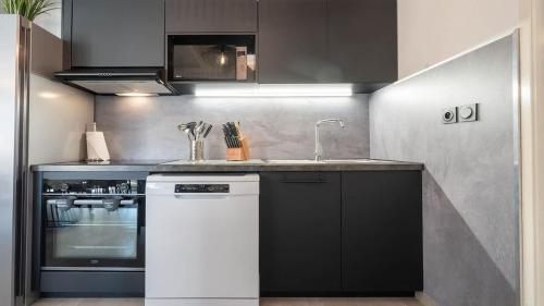 une cuisine avec un évier et une cuisinière dans l'établissement Valras-Loc La Dune Villa Familiale, Mer et Piscine, à Sérignan