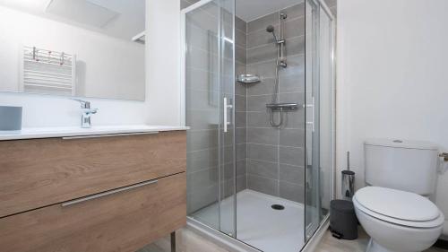 une salle de bain avec une douche avec des toilettes et un lavabo dans l'établissement Valras-Loc La Dune Villa Familiale, Mer et Piscine, à Sérignan