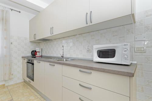 Kuchyň nebo kuchyňský kout v ubytování Apartments Kaja by Rent Istria
