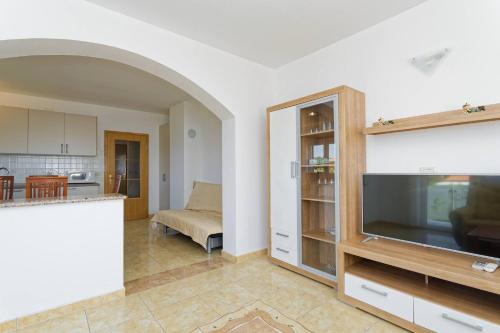 TV a/nebo společenská místnost v ubytování Apartments Kaja by Rent Istria