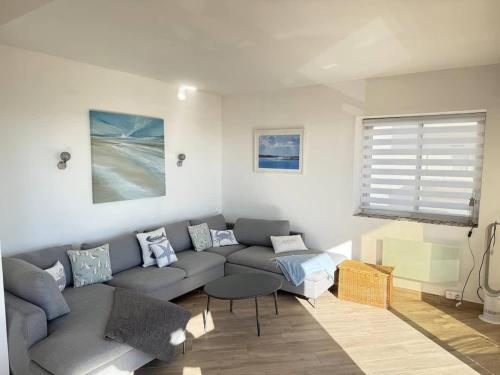 un salon avec un canapé et une table dans l'établissement Valras-Loc Sablon - T4 Front de Mer avec Balcon, à Valras-Plage