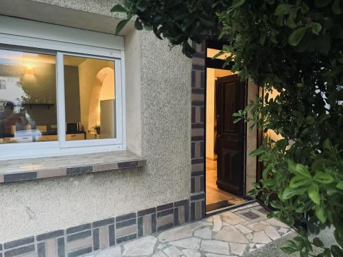 a window on the side of a house at Au soleil couchant in Villeneuve-lès-Béziers