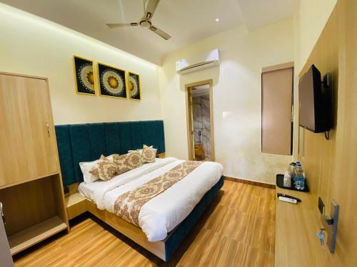 a bedroom with a bed and a flat screen tv at Hotel Innova By Bedrock Hospitality in Amritsar