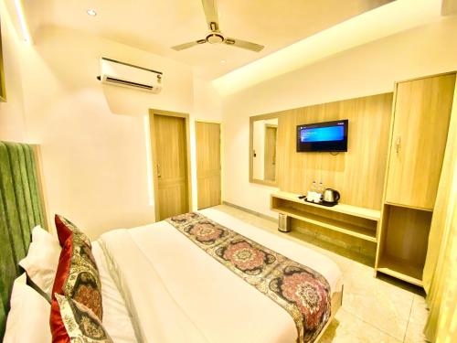 a hotel room with a bed and a tv at Hotel Innova By Bedrock Hospitality in Amritsar