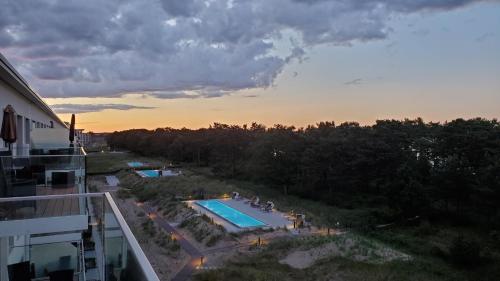 an aerial view of a swimming pool at sunset at prora46 Meerblick Apartment in Binz