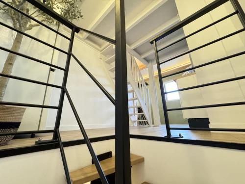 un escalier dans une maison avec des fenêtres en verre dans l'établissement Duplex avec Vue Mer A Deux Pas de la Plage, à Valras-Plage