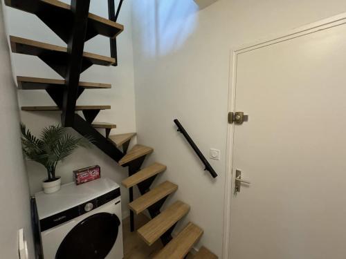 - un escalier en colimaçon dans une chambre avec porte dans l'établissement Duplex avec Vue Mer A Deux Pas de la Plage, à Valras-Plage