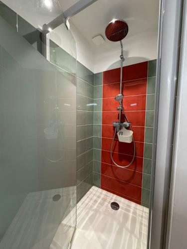 une salle de bain avec douche aux carreaux rouges et verts dans l'établissement La Gambade - Wifi, Jardin, BBQ, 1500 m de la mer, à Mesquer