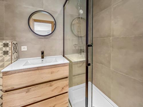 a bathroom with a sink and a mirror at Appartement cosy et lumineux au cœur de Cogolin in Cogolin