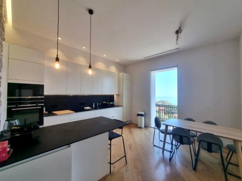une cuisine et une salle à manger avec une table et des chaises dans l'établissement BELLEVUE Monaco Parking, à La Turbie