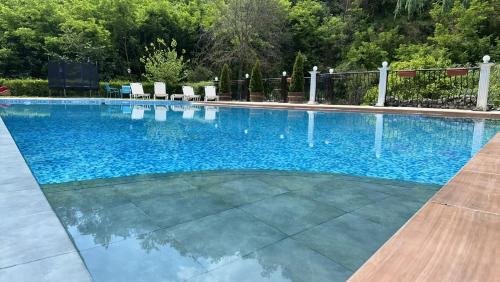 Bazén v ubytování Villa Melnik SPA Residence by BookVillaBG nebo v jeho okolí