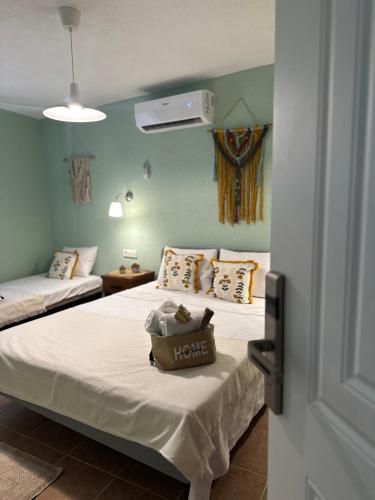 Кровать или кровати в номере Hanole Macaron Guest House