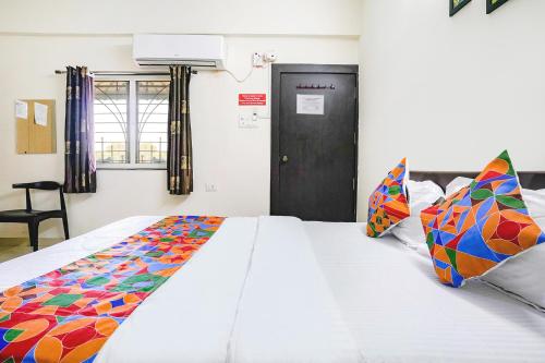 Ένα ή περισσότερα κρεβάτια σε δωμάτιο στο FabHotel Komfort Inn - Nr Twin Tower