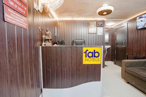 Televisyen dan/atau pusat hiburan di FabHotel Komfort Inn - Nr Twin Tower