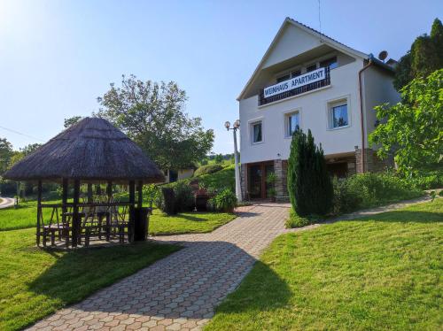 Taman di luar Alsóhegyi Apartmanok