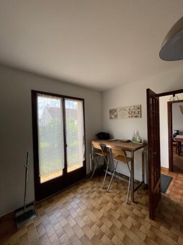 une chambre avec une table et 2 fenêtres et une table dans l'établissement Country house for 6 people, à Saint-Hilaire-de-Court