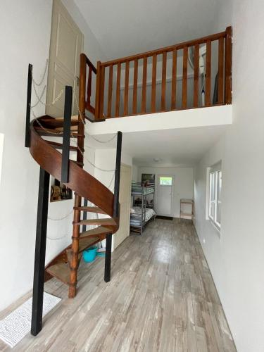 - un escalier dans une maison avec un salon dans l'établissement Country house for 6 people, à Saint-Hilaire-de-Court