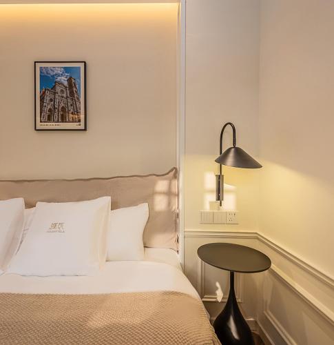 a hotel room with a bed and a table at TUIWA Garden Holiday Villa in Qingdao