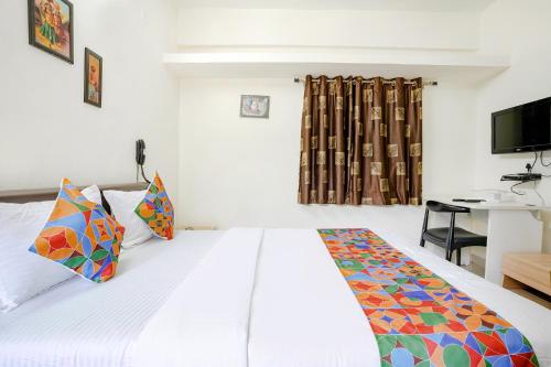 Ένα ή περισσότερα κρεβάτια σε δωμάτιο στο FabHotel Komfort Inn - Nr Twin Tower