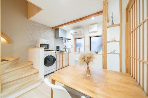 京都市にある夏様五条丹波口 Modern Kyoto Townhouse, Whole Houseのキッチン、ダイニングルーム(木製テーブル付)