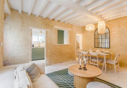 un salon avec une table et une salle à manger dans l'établissement Maison Spa et Sauna, Cœur de la Normandie, à Ranville