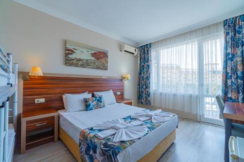 Ένα ή περισσότερα κρεβάτια σε δωμάτιο στο Mysea Hotels Alara