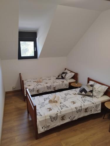 a bedroom with two beds and a window at Apartman Orhideja in Sveti Rok