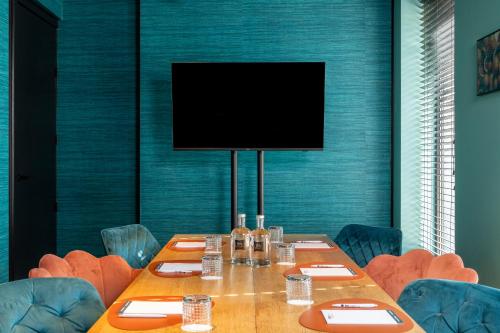 TV a/nebo společenská místnost v ubytování ibis Styles Hasselt City Centre