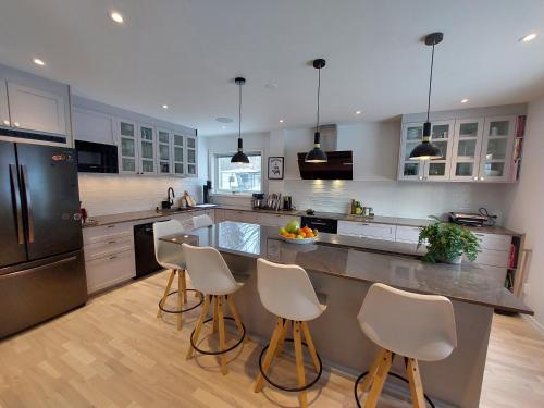 Gambar di galeri bagi Luxurious home in idyllic neighbourhood, 15min to City di Sollentuna